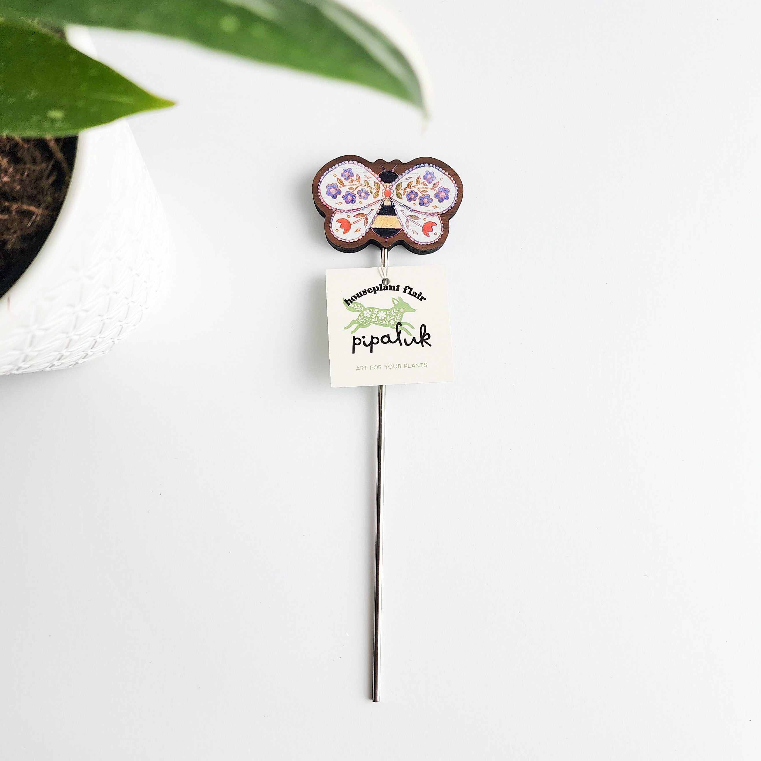 Bee plant stake with a pipaluk tag on a white background