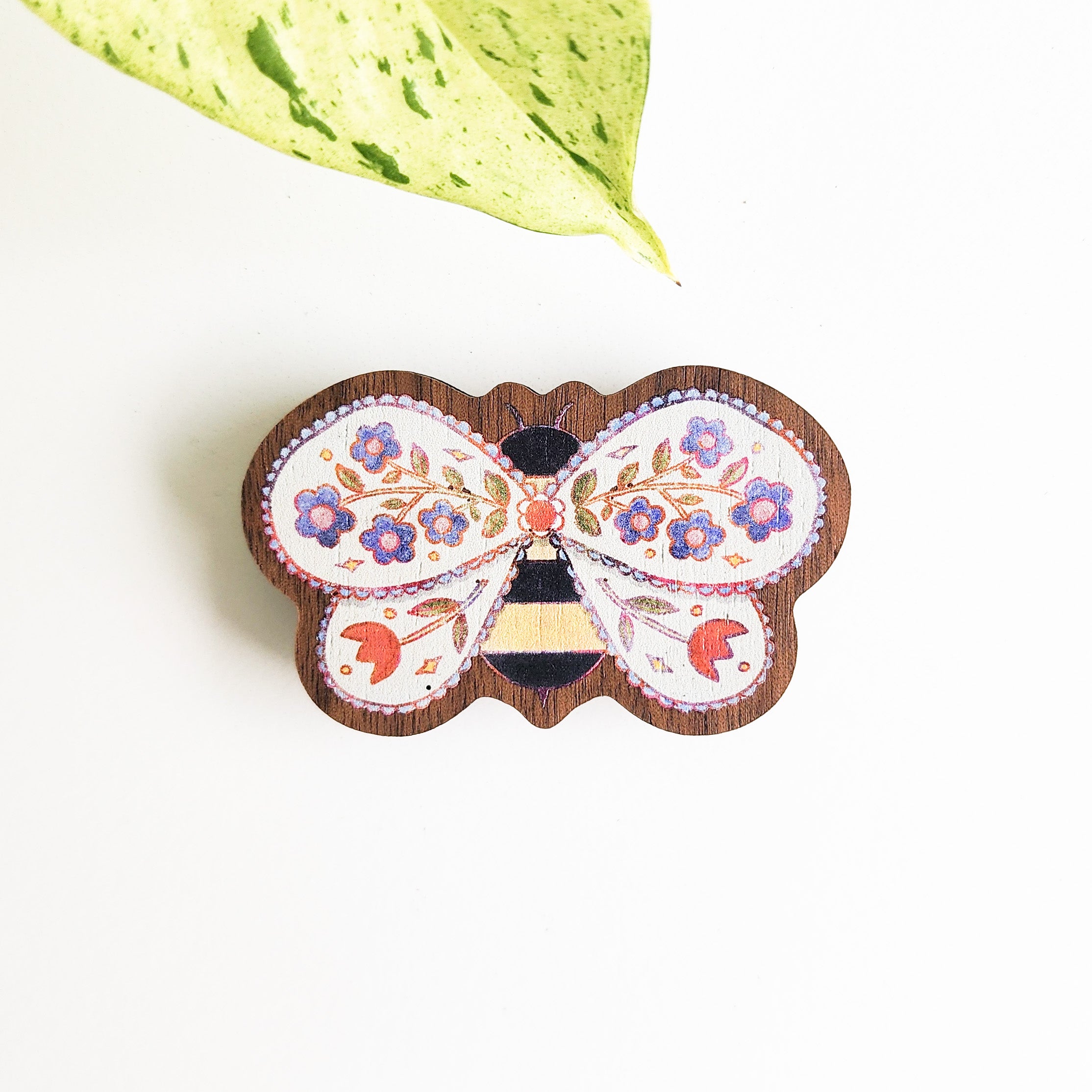 floral bee magnet on a white background