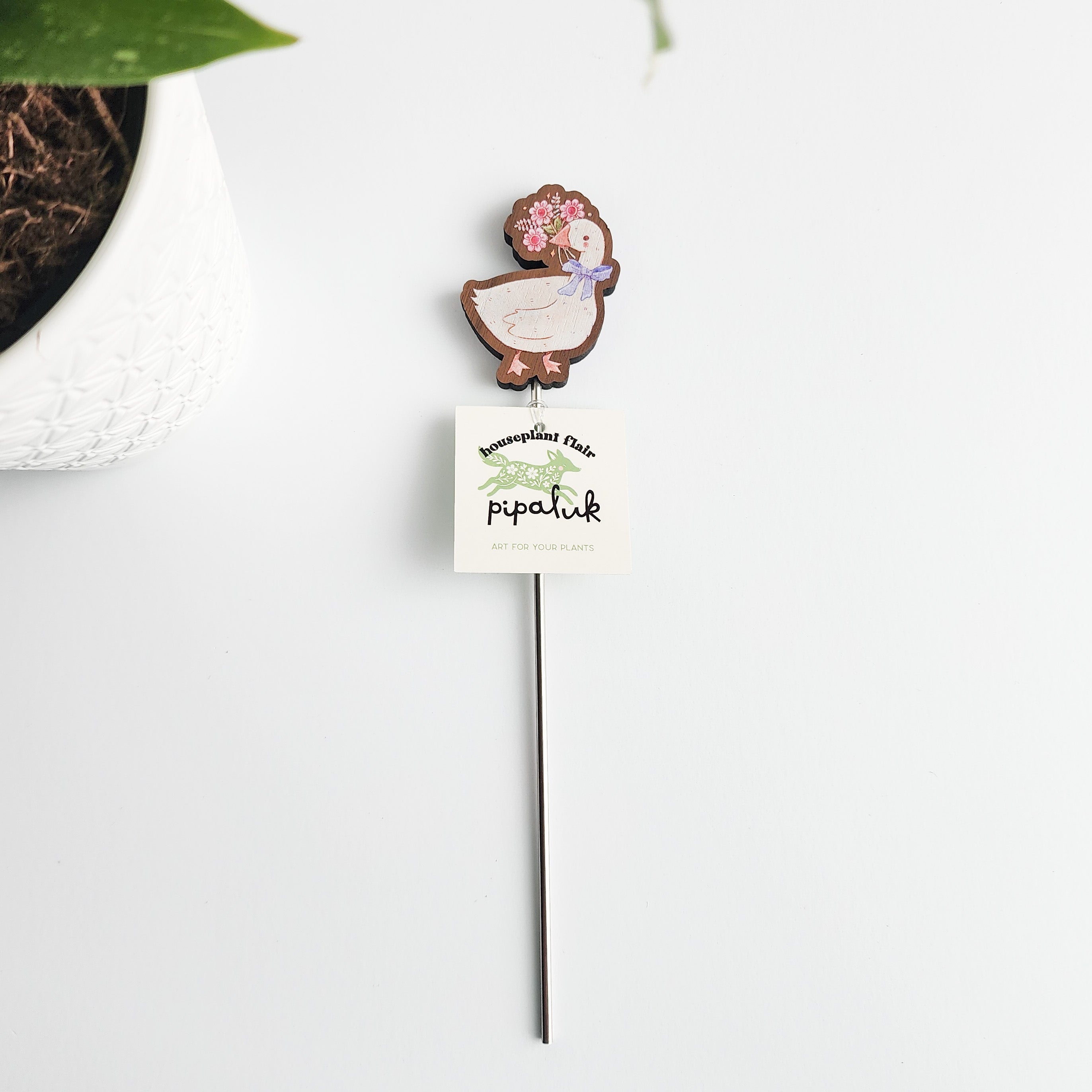 goose plant stake with a pipaluk tag on a white background