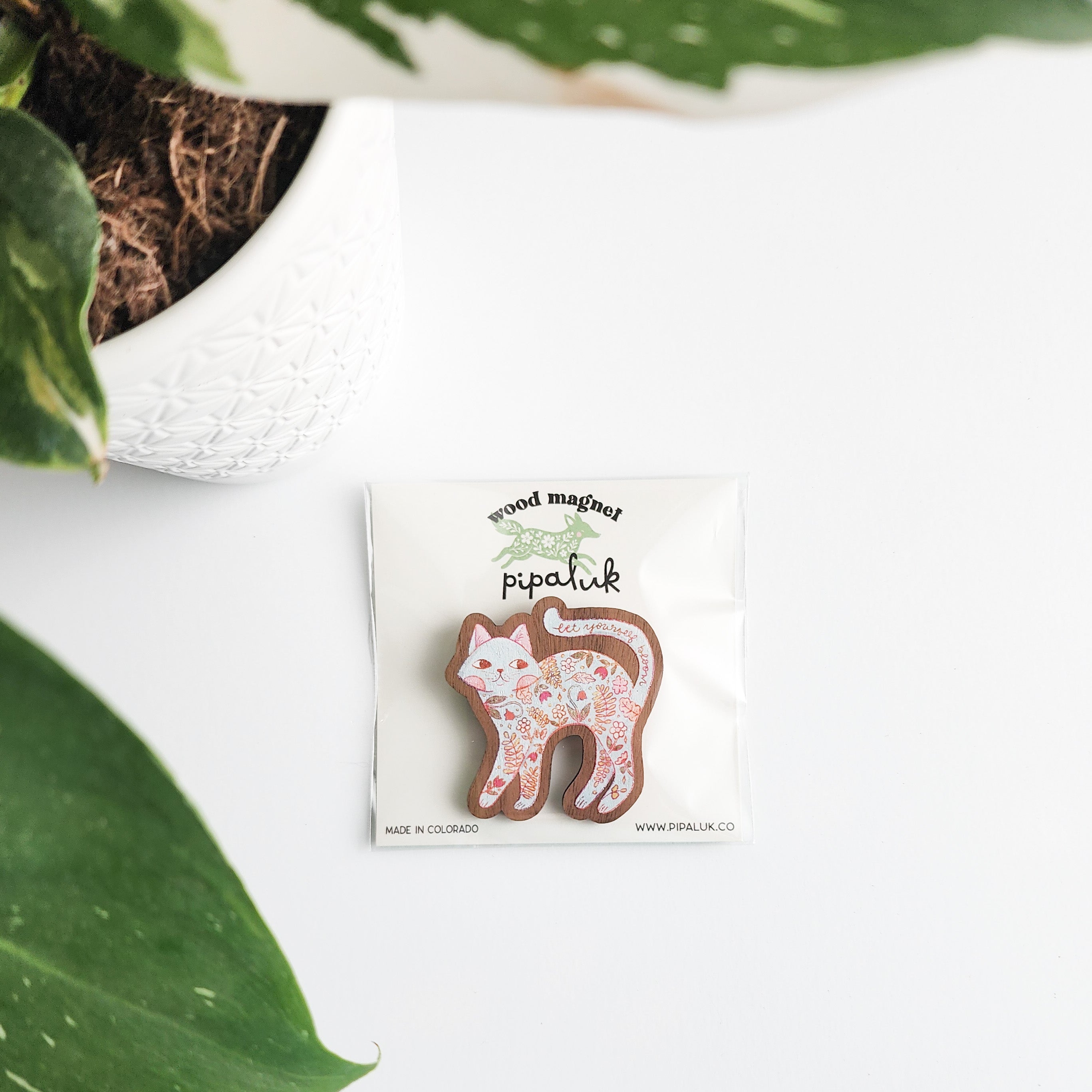 floral cat magnet in pipaluk packaging on a white background with leaves