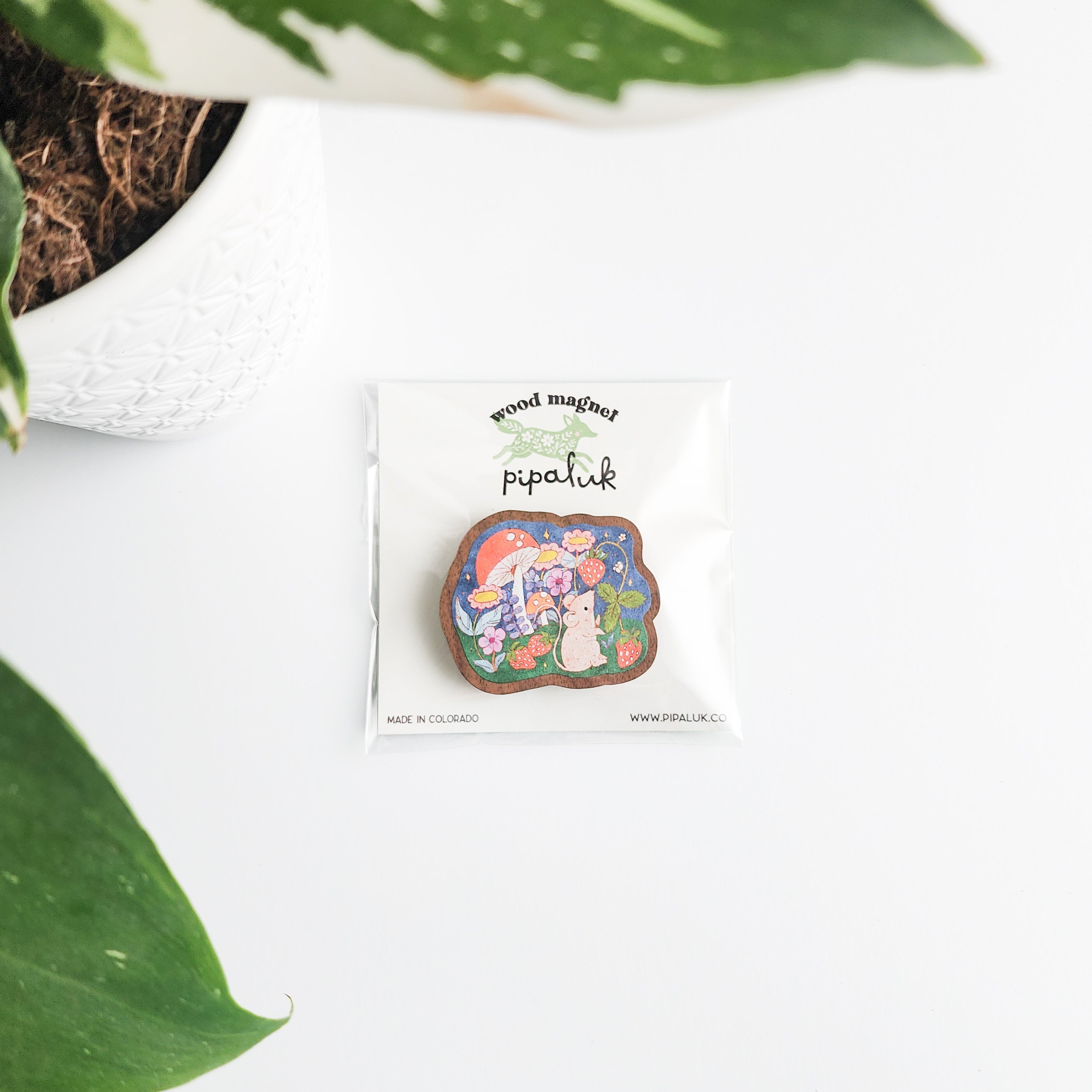 strawberry mouse magnet in pipaluk packaging on a white background with a leaf