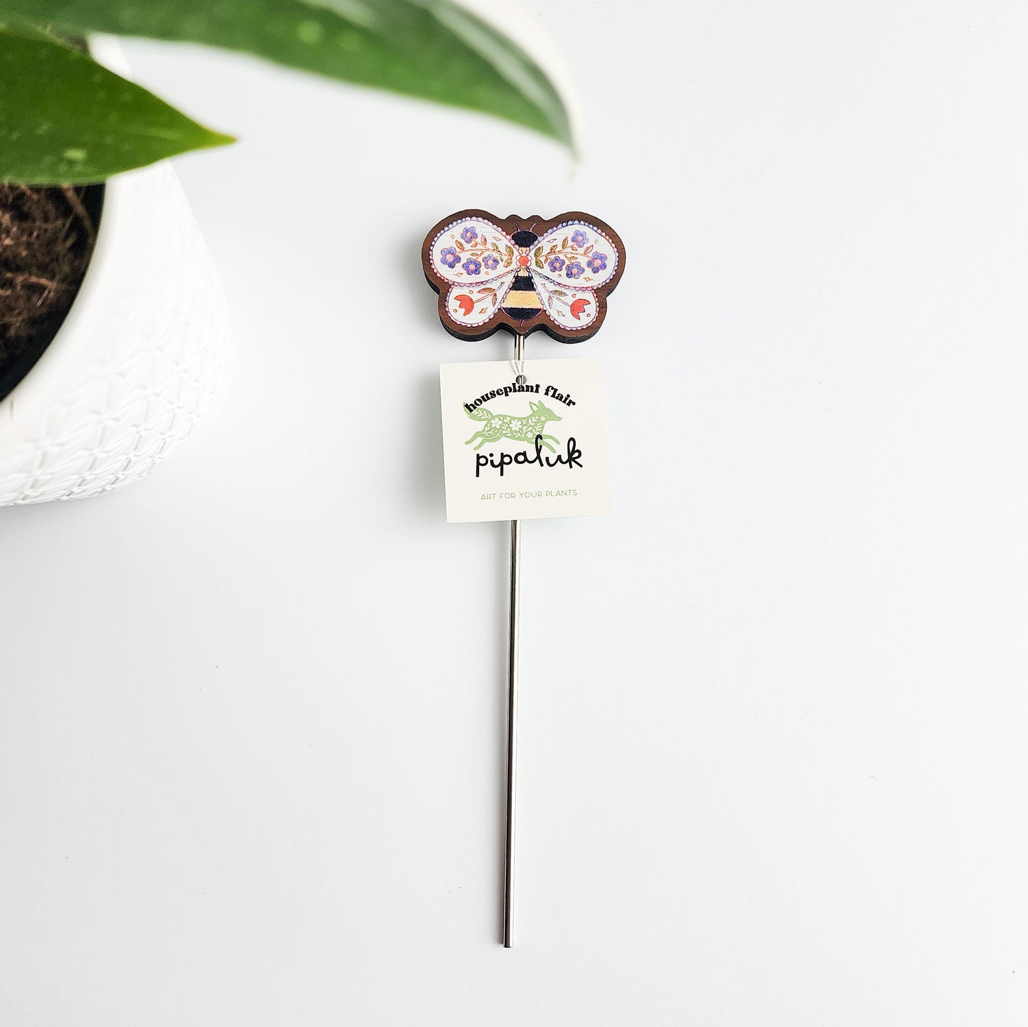 Bee plant stake with a pipaluk tag on a white background