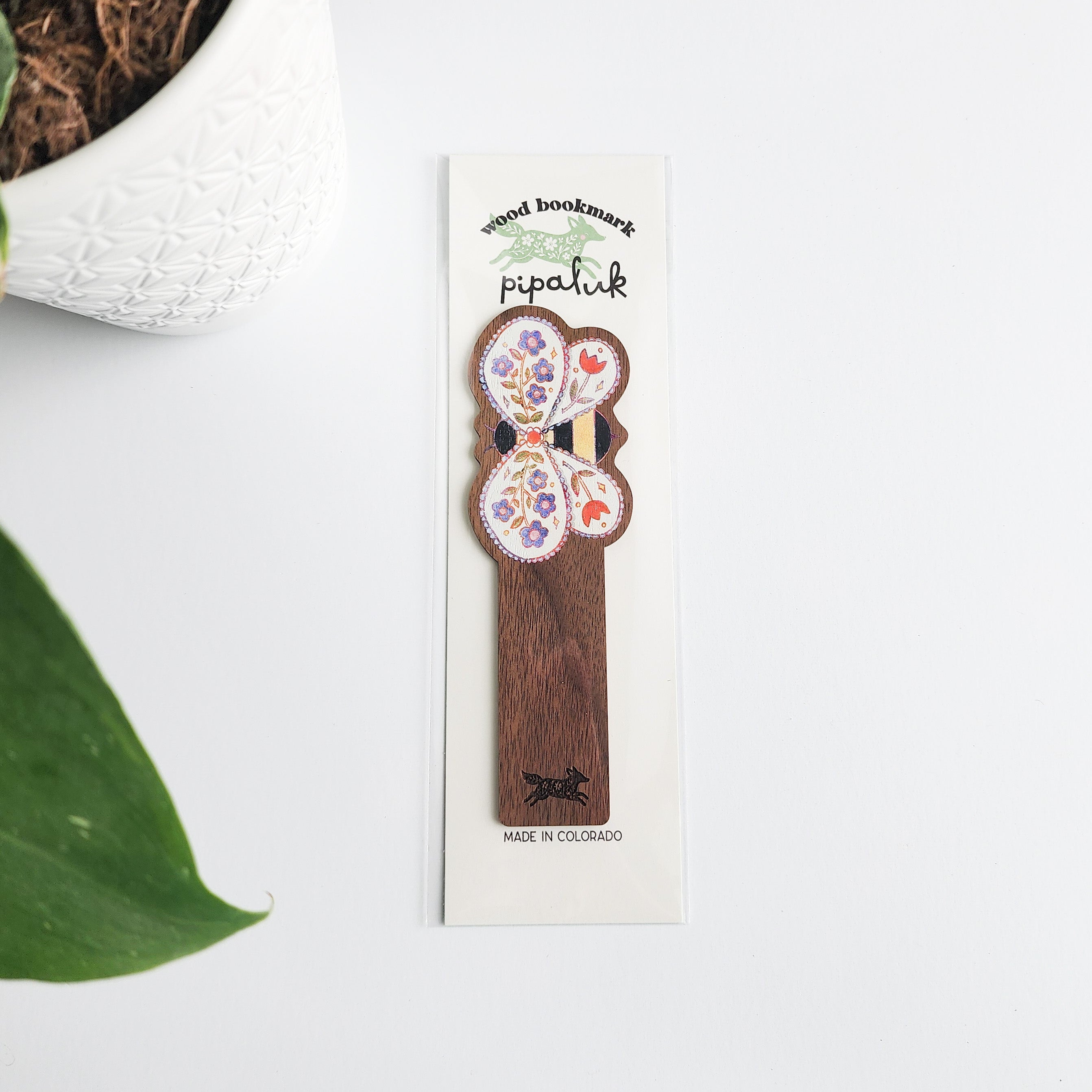 floral bee bookmark in pipaluk packaging on a white background with leaves