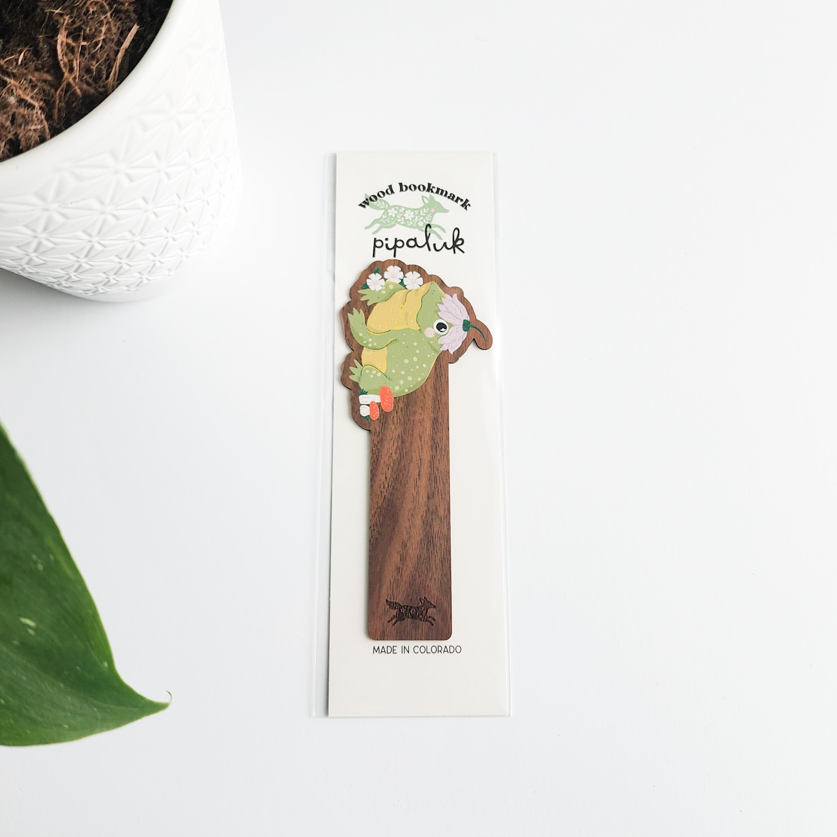 toad bookmark in pipaluk packaging on a white background with leaves
